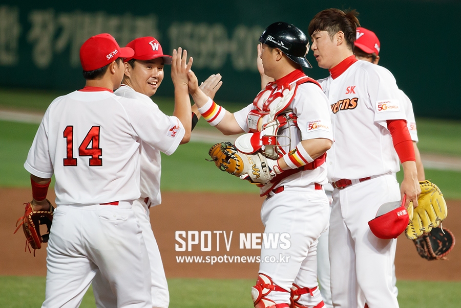 [포토S] 나주환, 짜릿한 승리 하이파이브