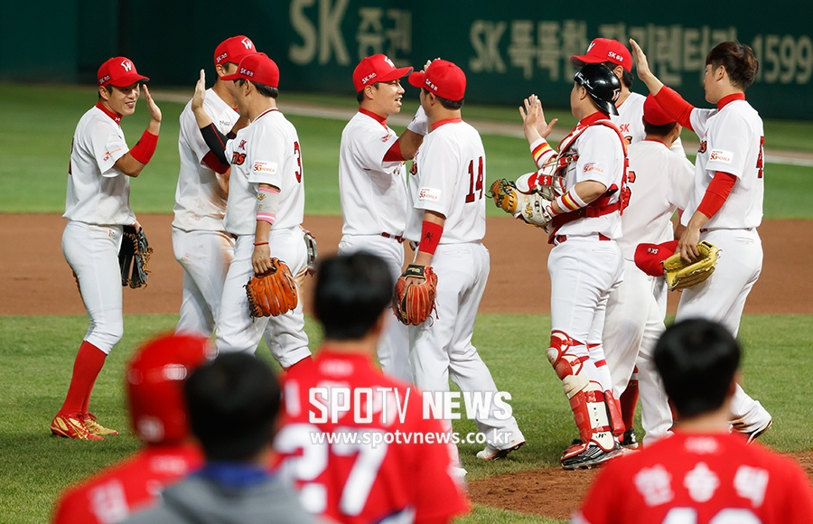 [포토S] 대역전승 하이파이브 나누는 SK 선수들