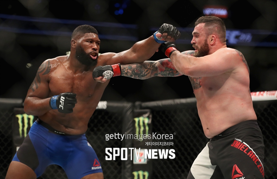 [UFC] 커티스 블레이즈 접전 끝 판정승