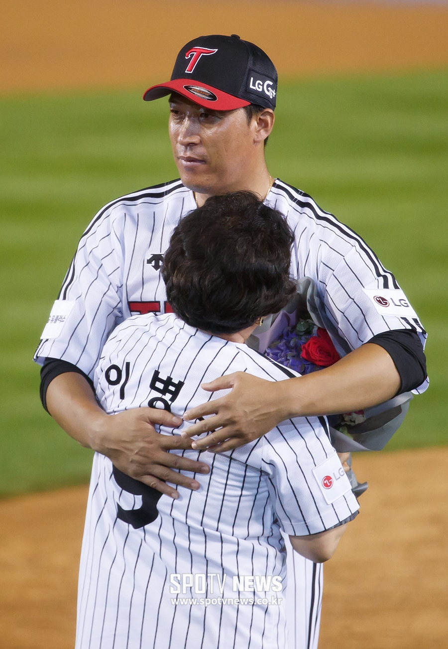 [포토S] 이병규, 어머니 등장에 참을 수 없는 눈물