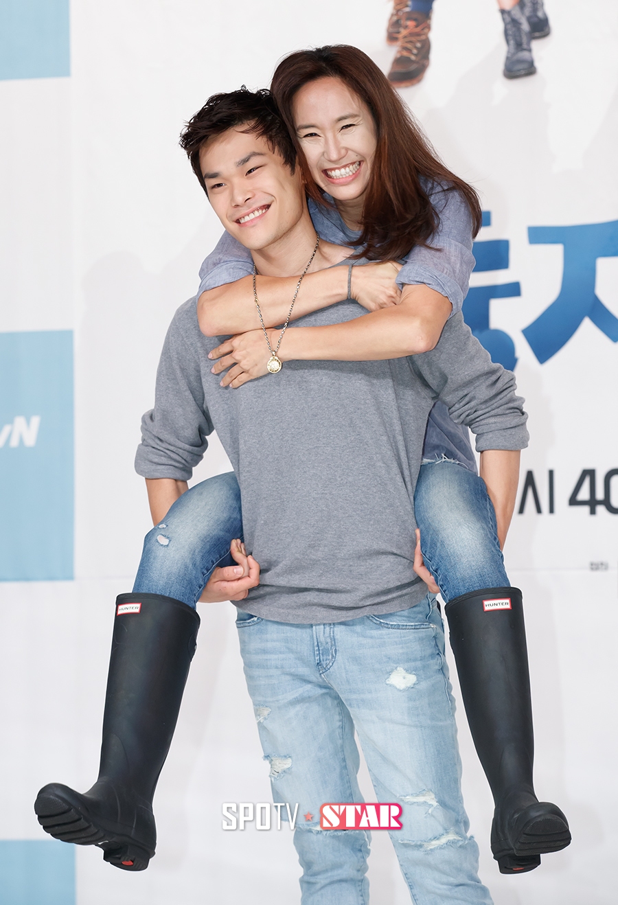 [포토S] 강주은-최유성, 엄마 업고 즐거운 모자