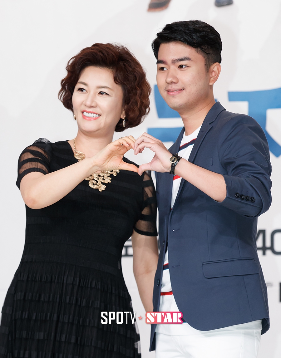 [포토S] 포즈 취하고 있는 김혜선-최원석 부자