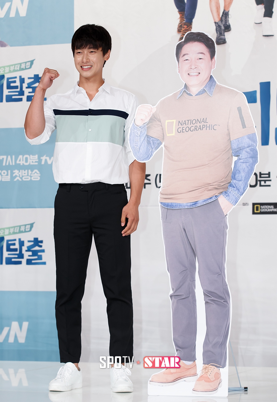 [포토S] 기대명, 아버지 등신대와 파이팅 포즈