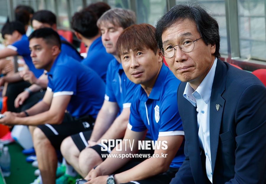 [포토S] 서울 원정에 나선 최순호 감독