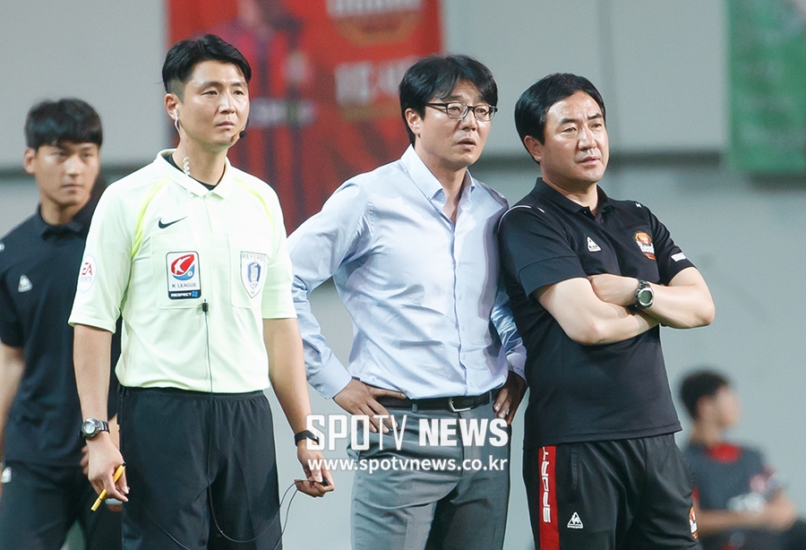 [포토S] 황선홍 감독, '비디오 좀 봐야겠어'