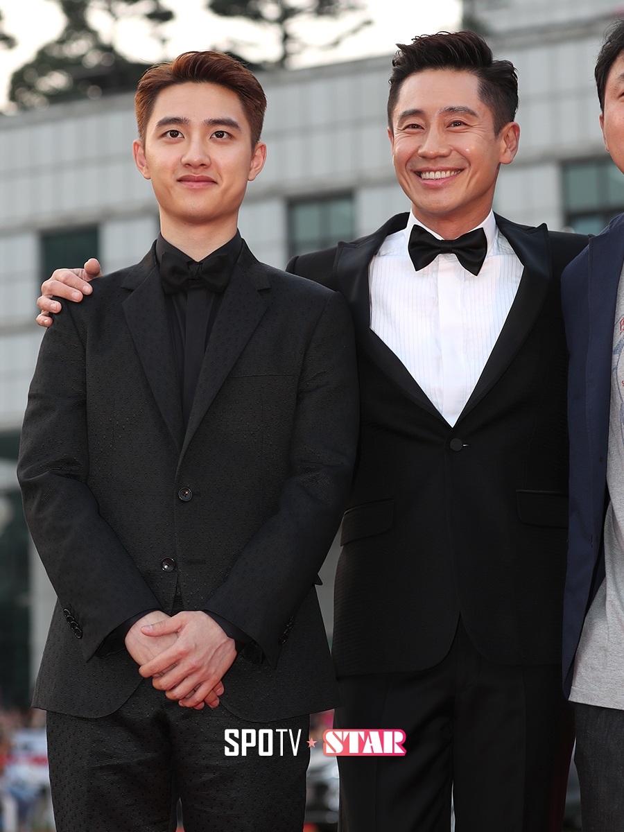 [포토S] 도경수-신하균, 다정한 어깨동무