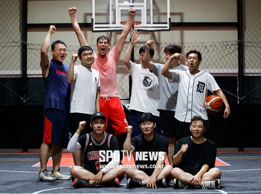 [포토S] 농구 동호인들과 게릴라 이벤트 벌이고 있는 이승준