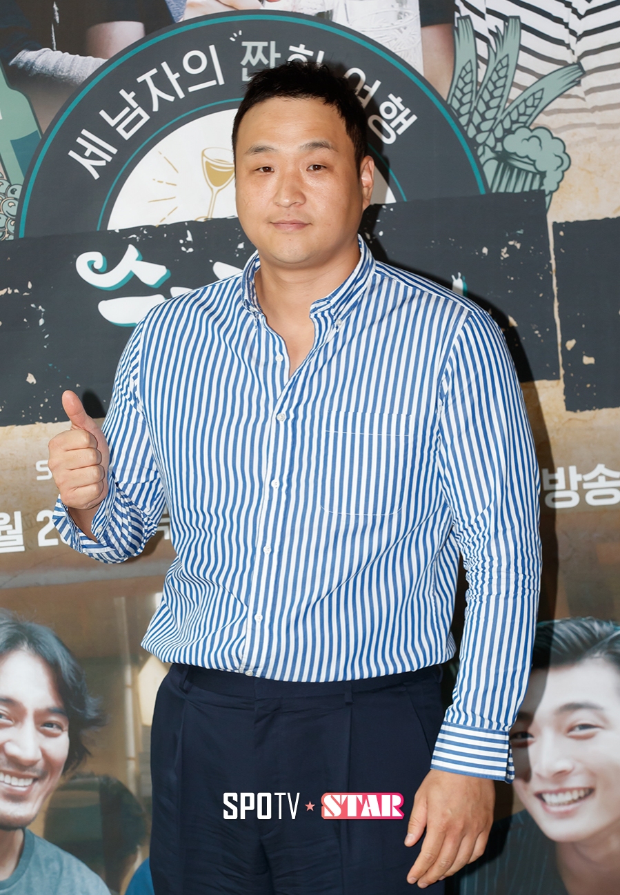 [포토S] 포즈 취하고 있는 배우 구성환
