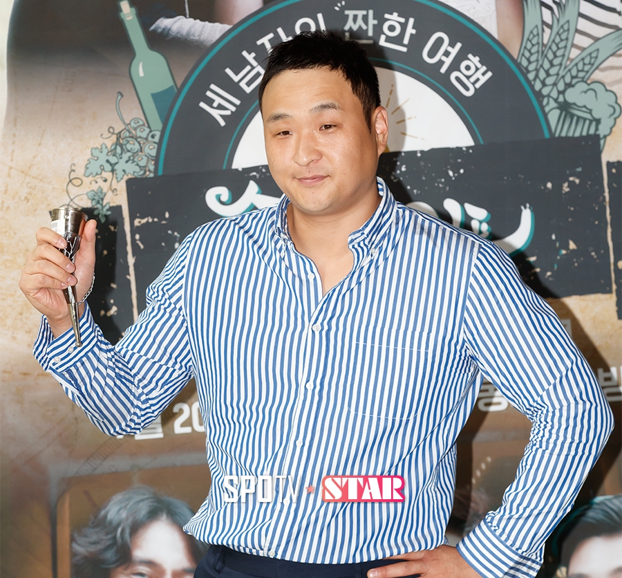 [포토S] 구성환, 와인잔 들고 한 컷