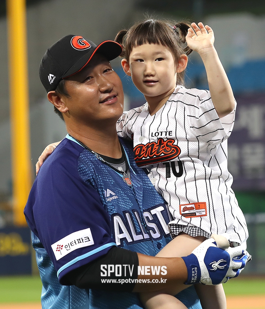 [포토S] 이대호, '붕어빵 딸 효린이와 함께'