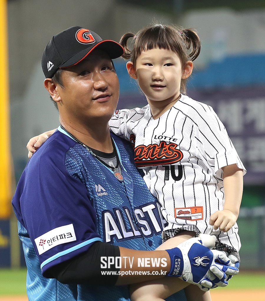 [포토S] 이대호, 붕어빵 딸과 함께 올스타전 나들이