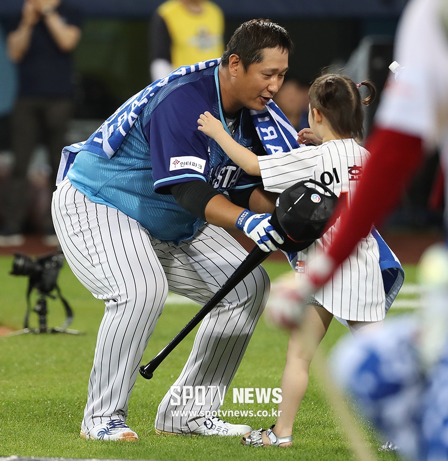 [포토S] 이대호, '효린아 아빠 홈런 치고 왔어~'