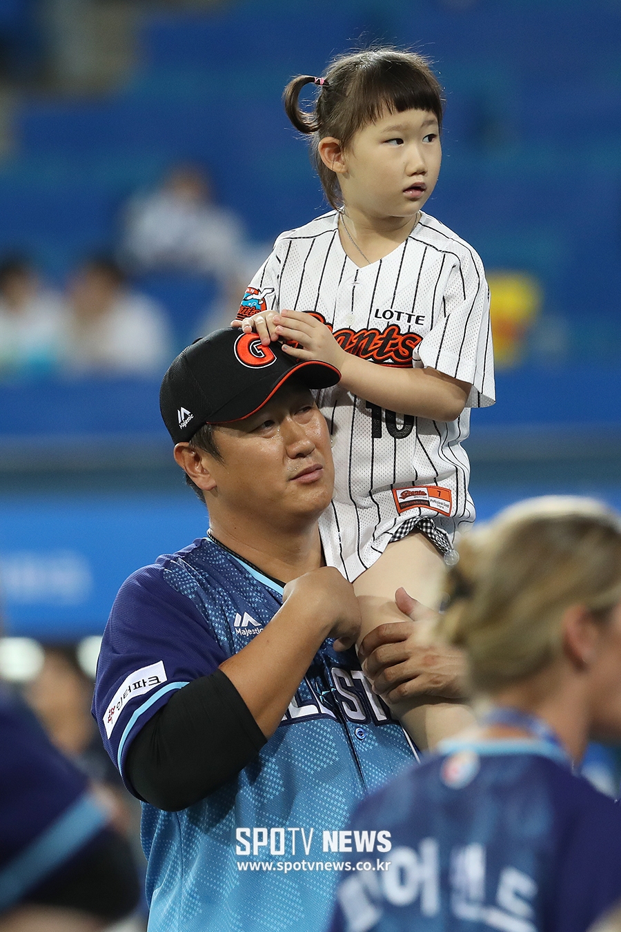[포토S] 이대호, '붕어빵 딸 효린이 목말 태우고'