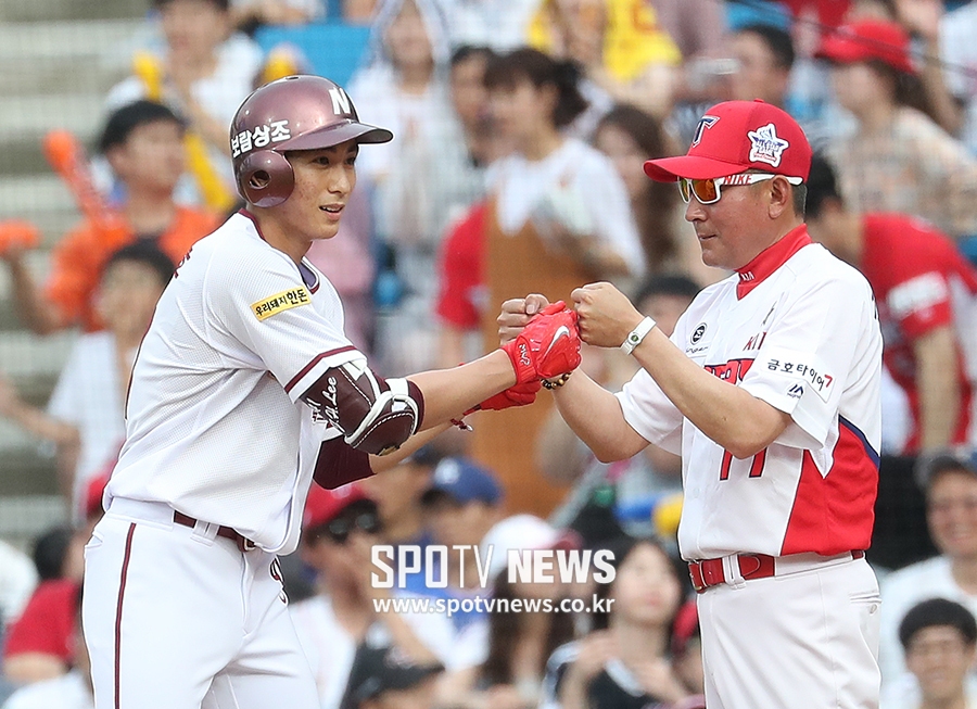 [포토S] 이정후, 김기태 감독과 안타 세리머니