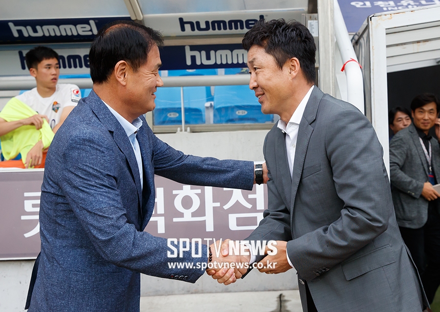 [포토S] 악수 나누는 최윤겸-이기형 감독