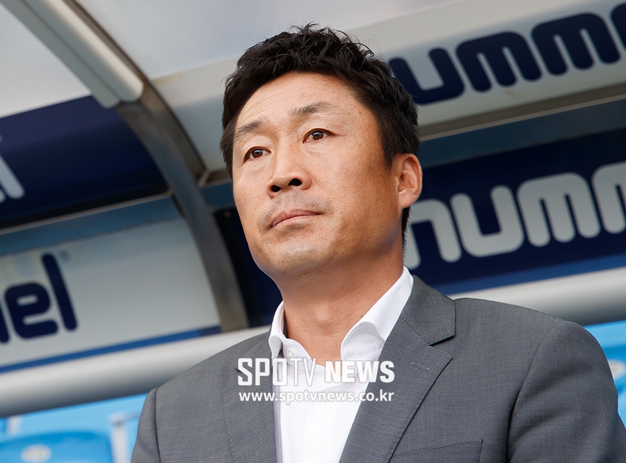 [포토S] 경기 시작 기다리는 이기형 감독