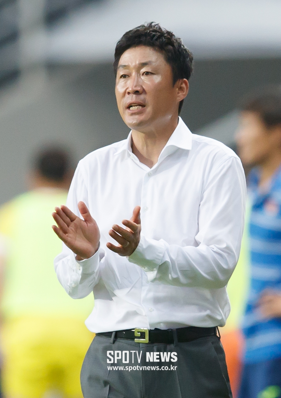 [포토S] 선수들에게 박수 보내는 이기형 감독