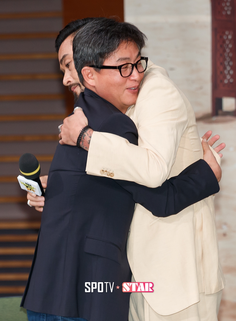 [포토S] 최민수, 감독님과 포옹까지