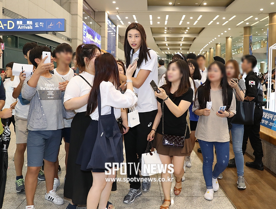 [포토S] 김연경, 공항에서 엄청난 인기!