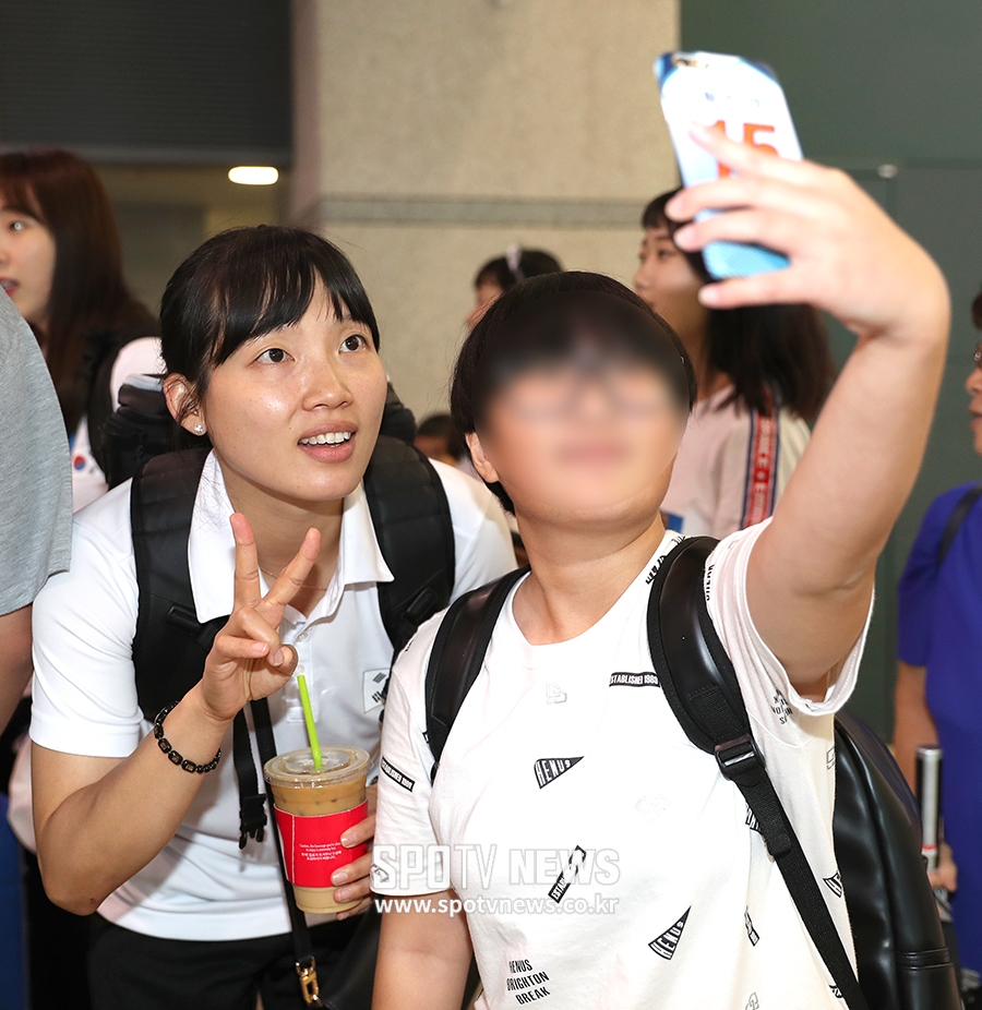 [포토S] 김해란, 팬과 다정하게 기념 촬영