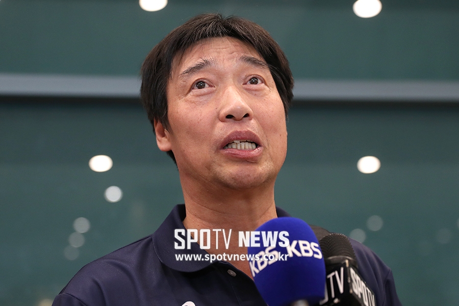 [포토S] 인터뷰 하는 홍성진 감독