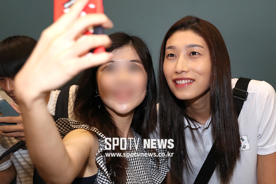 [포토S] 김연경, '기념 촬영도 다정하게~'