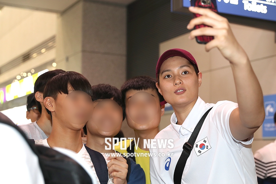 [포토S] 김희진, '남자 팬들에게 인기 만점~'