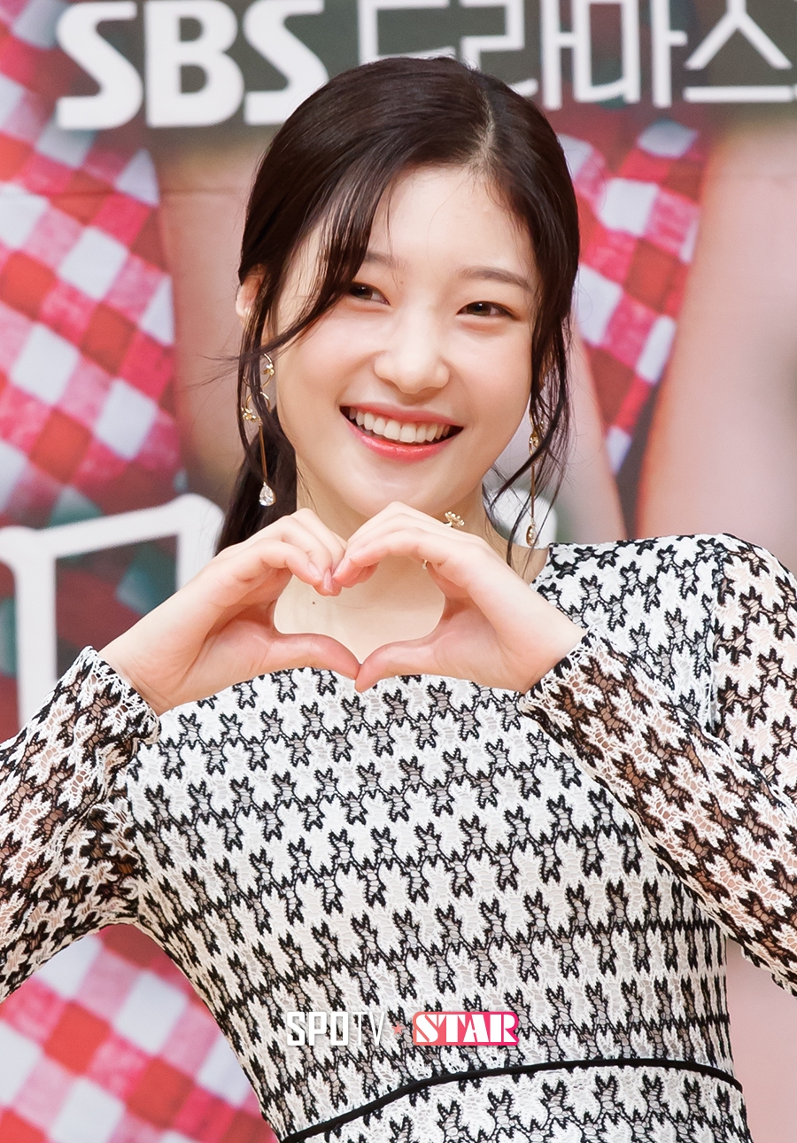 [포토S] 정채연, '팬심'을 사르르~