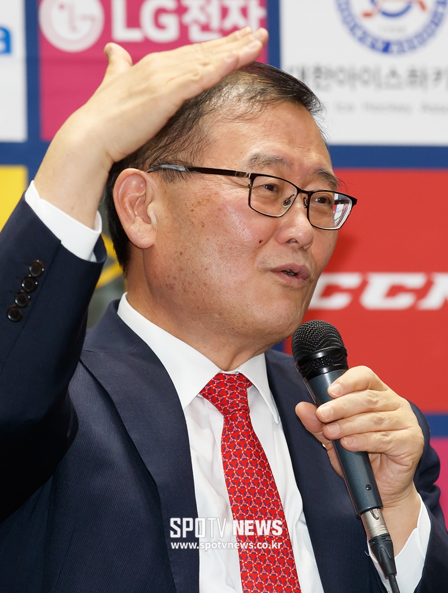 [포토S] 인터뷰 하고 있는 정몽원 회장