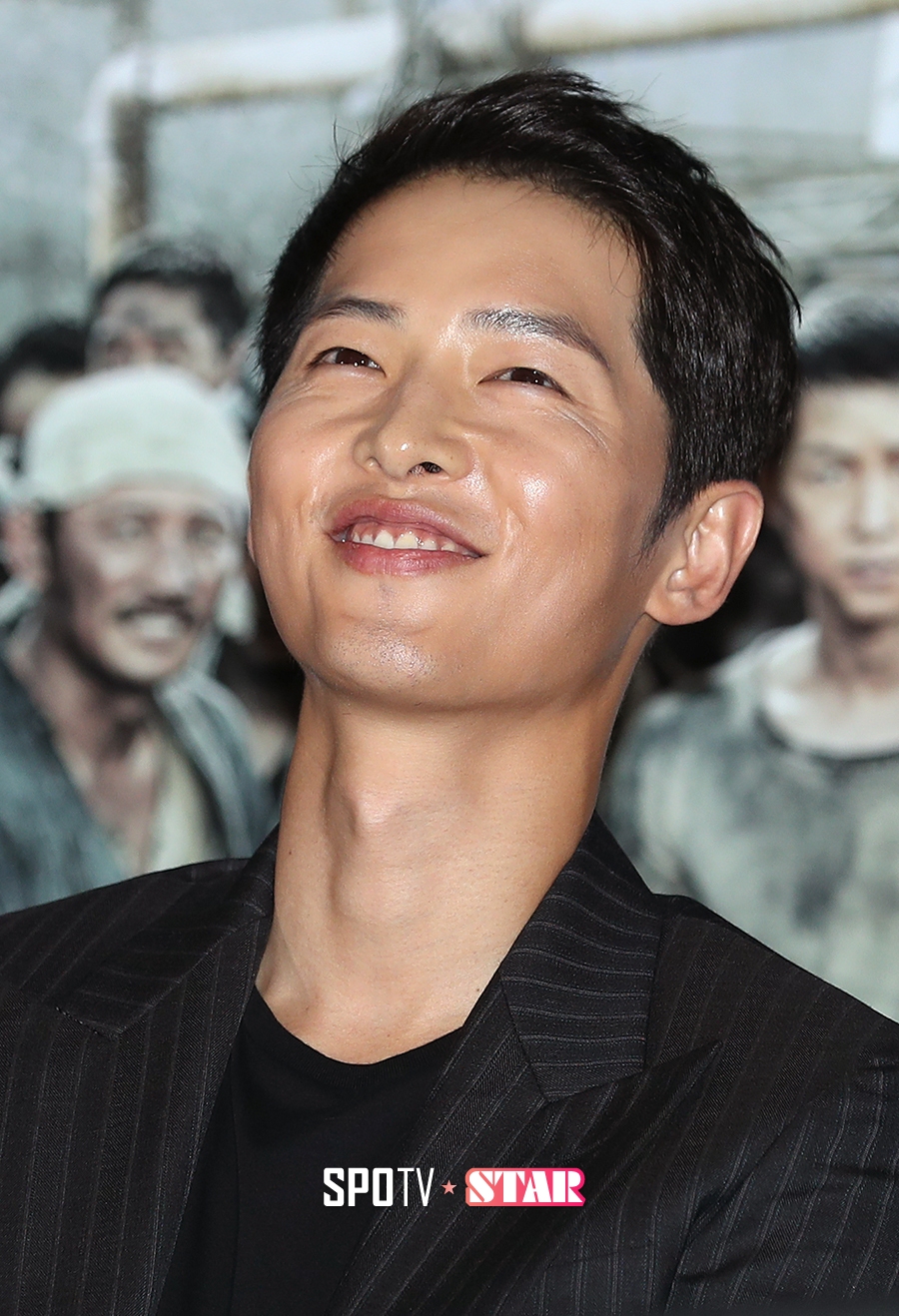 [포토S] 송중기, 미소 짓는 예비 신랑