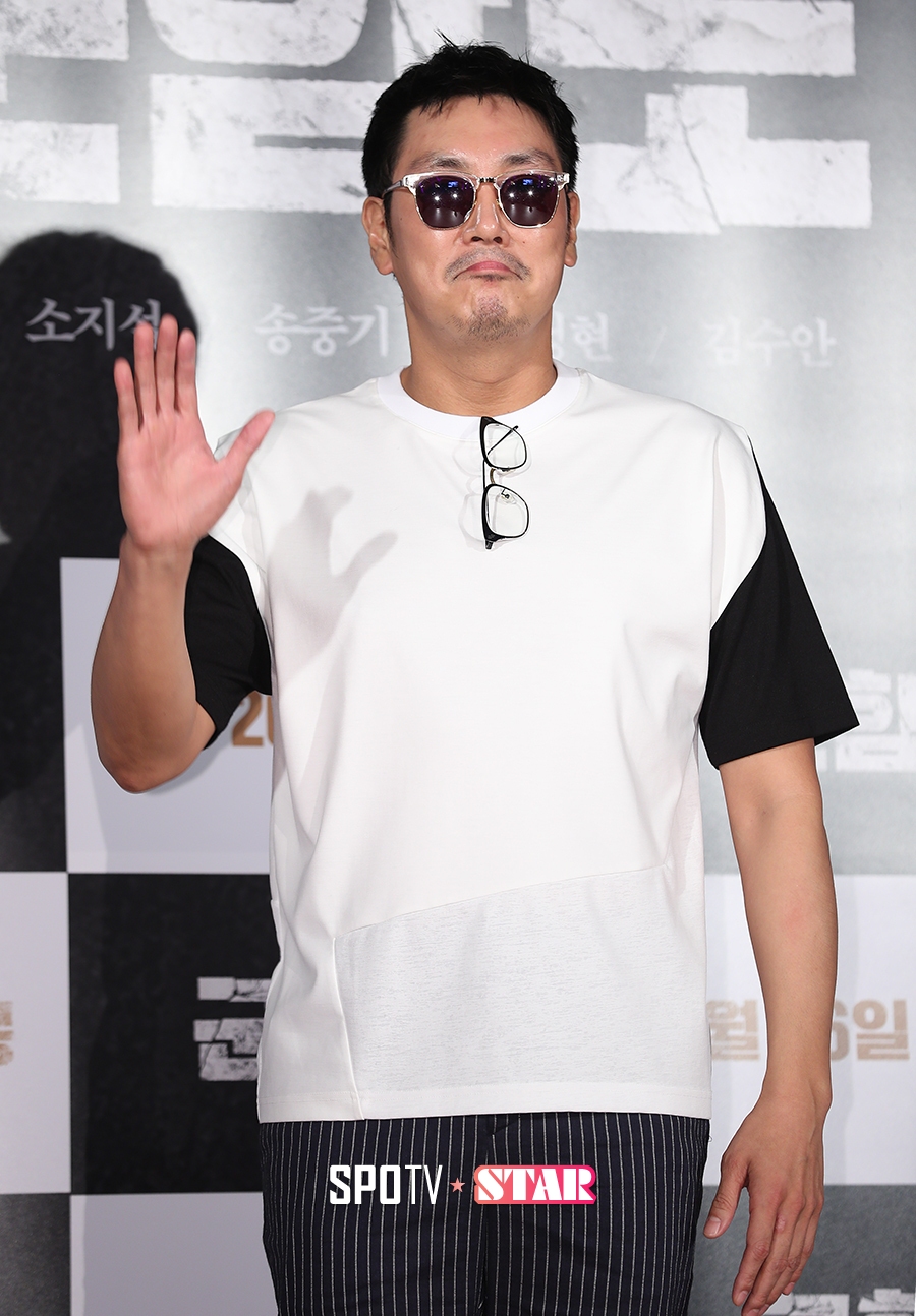 [포토S] 조진웅, '선글라스랑 안경 다 챙겨서!'