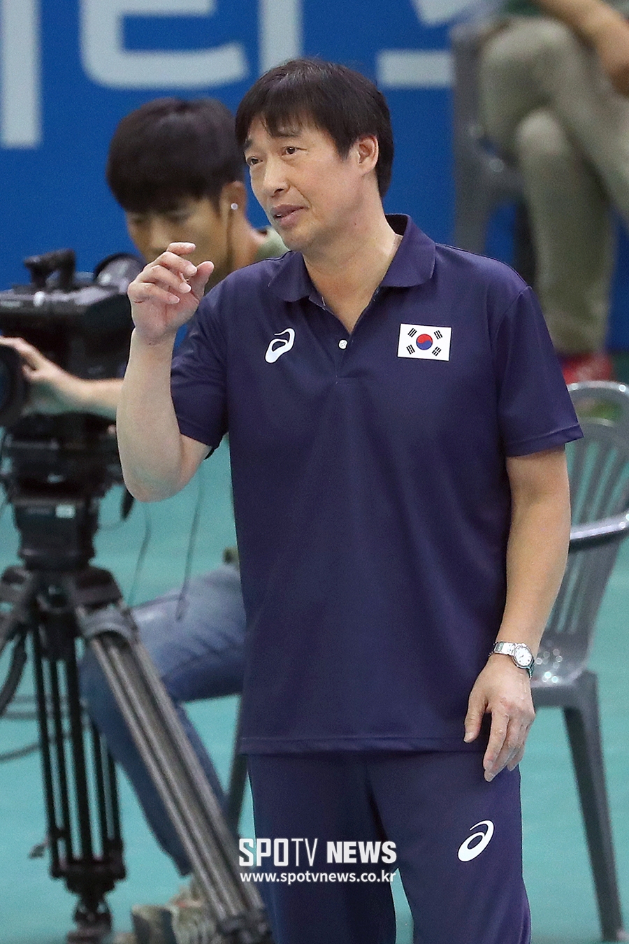 [포토S] 코트 바라보는 홍성진 감독