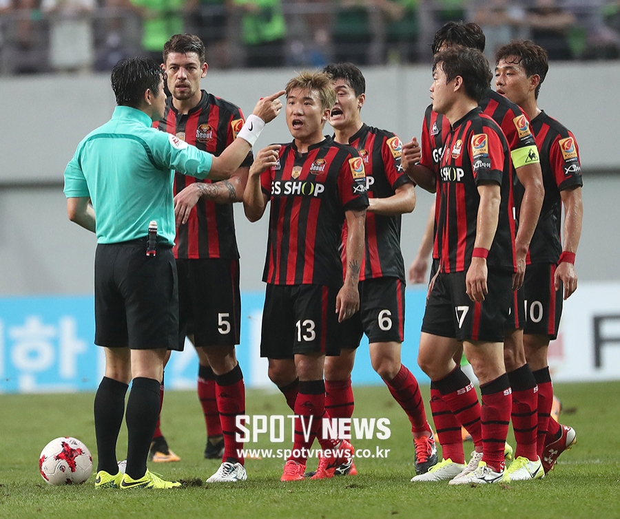 [포토S] 심판에게 항의하는 FC 서울 선수들