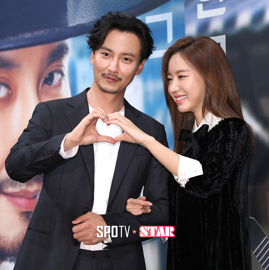 [포토S] 김남길-김아중, '하트 만들기 너무 어색해요~'