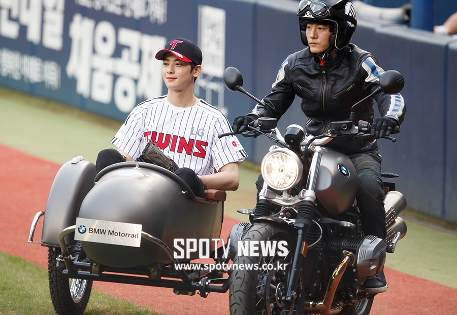 [포토S] 차은우, 오토바이 탄 귀공자