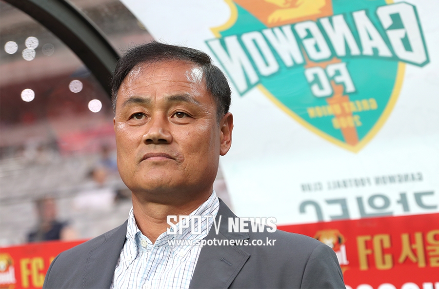 [포토S] 그라운드 바라보는 최윤겸 감독