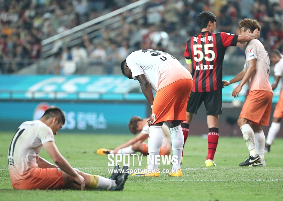 [포토S] 강원 FC, 무더위 속 아쉬운 패배