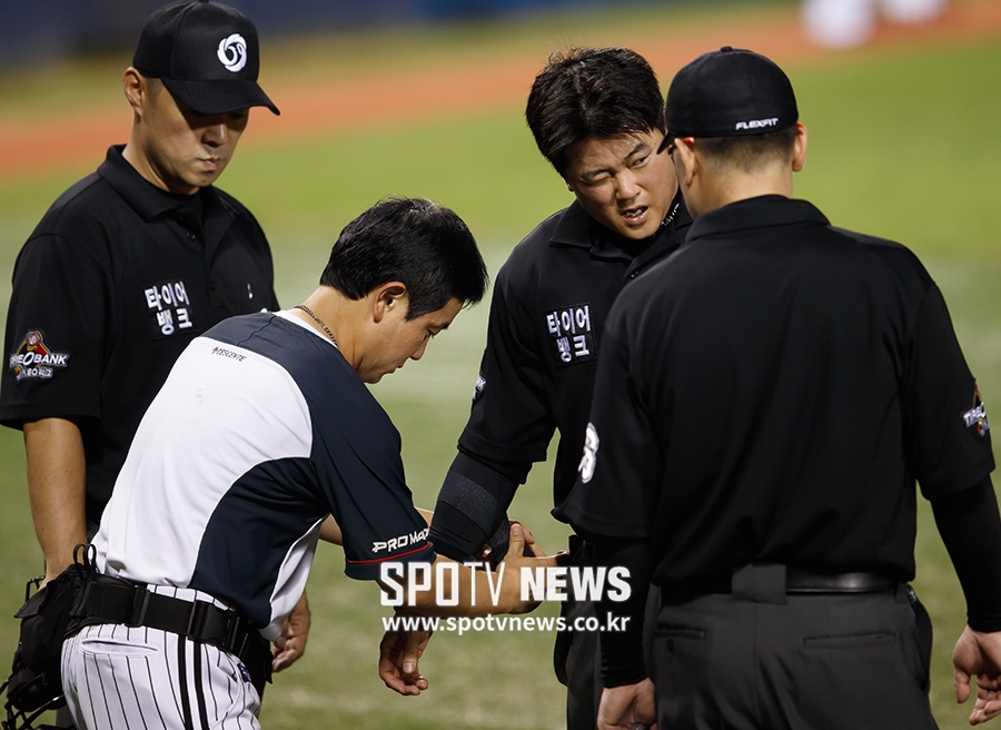 [포토S] 고통에 표정 일그러지는 이기중 주심