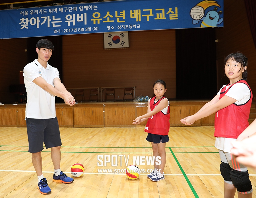 [포토S] 우리카드 김량우, 다정한 배구 선생님