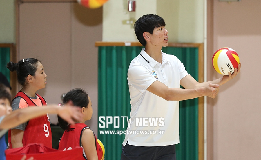 [포토S] 우리카드 김량우, '선생님 잘 보고 따라해봐'