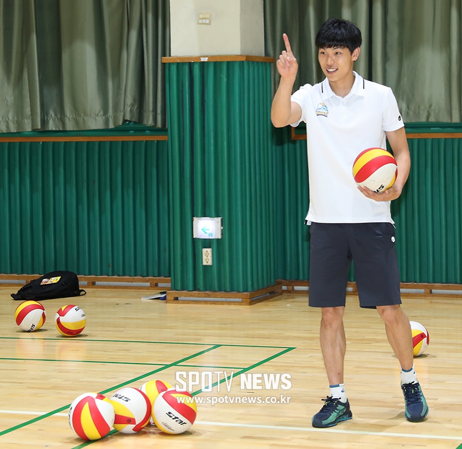 [포토S] 우리카드 김동훈, 귀여운 배구 선생님