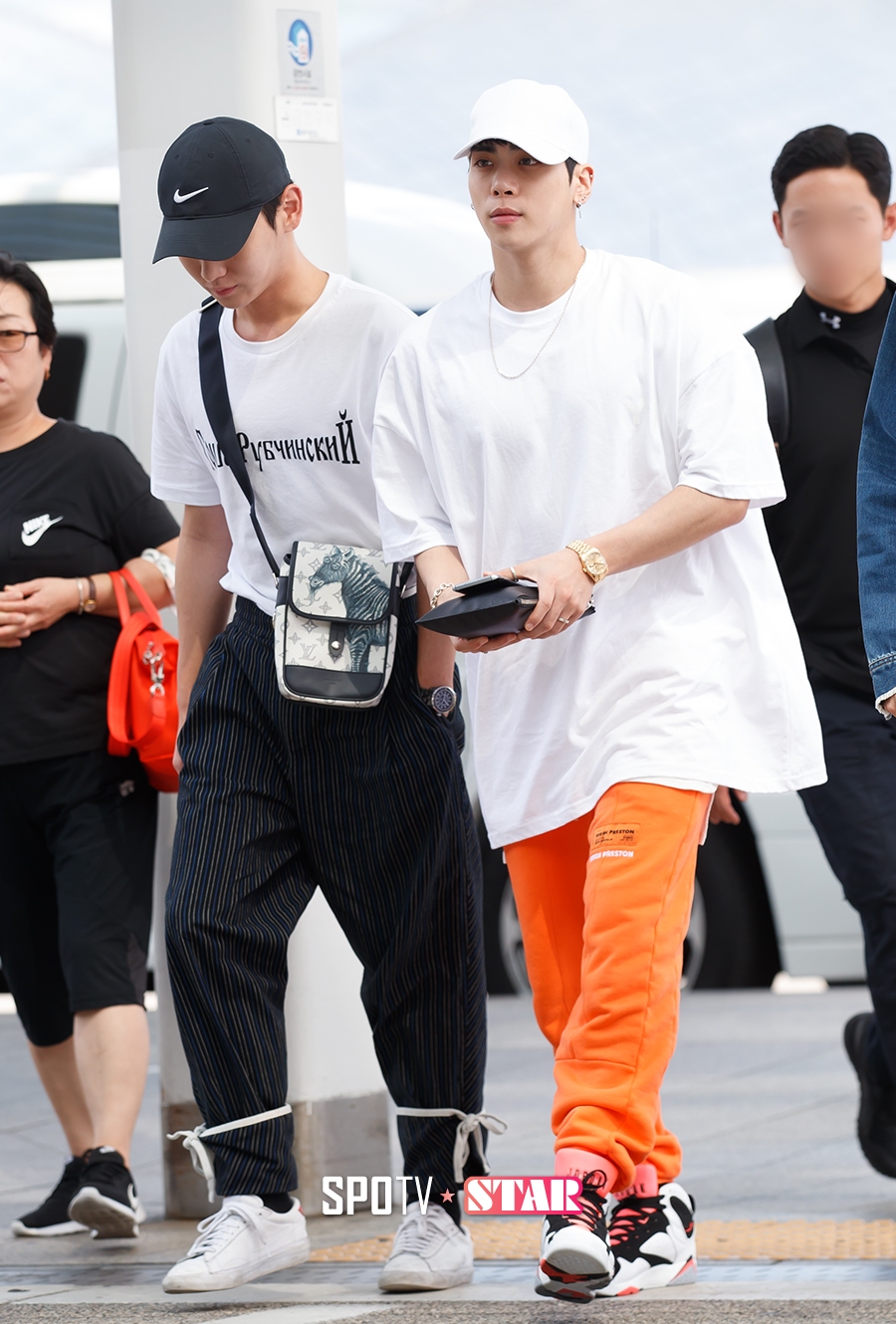 [포토S] 샤이니 종현, 오렌지빛 팬츠로 멋내고