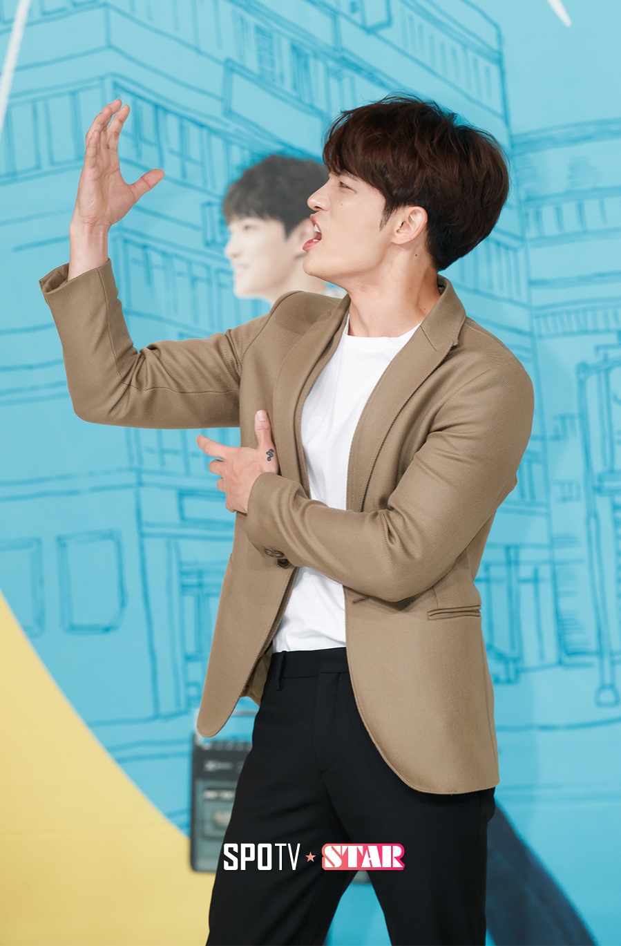 [포토S] 김재중, '맨홀 타고 시간여행'