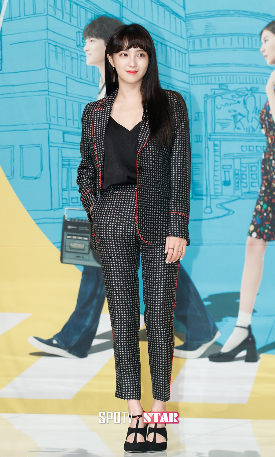 [포토S] 사진 촬영을 위해 포즈를 취하고 있는 정혜성