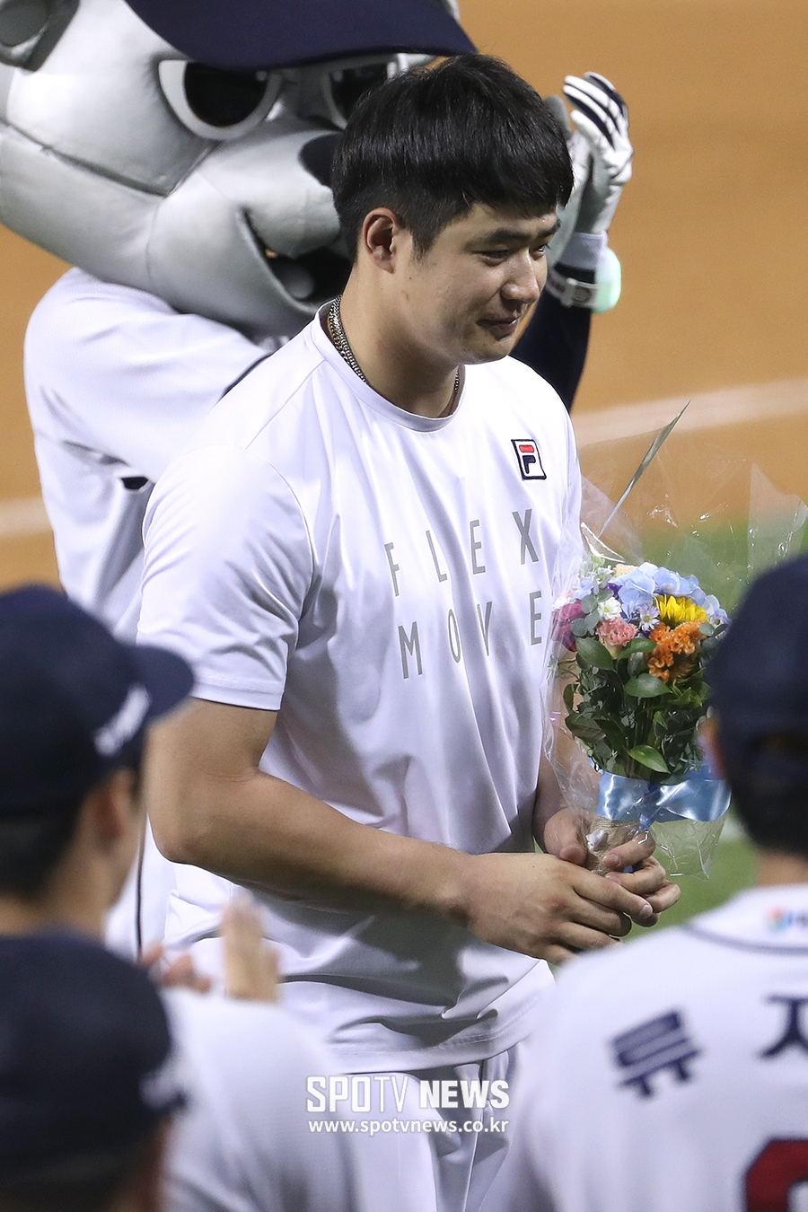 [포토S] 꽃다발 든 김재환, 12G 연속 타점 신기록!