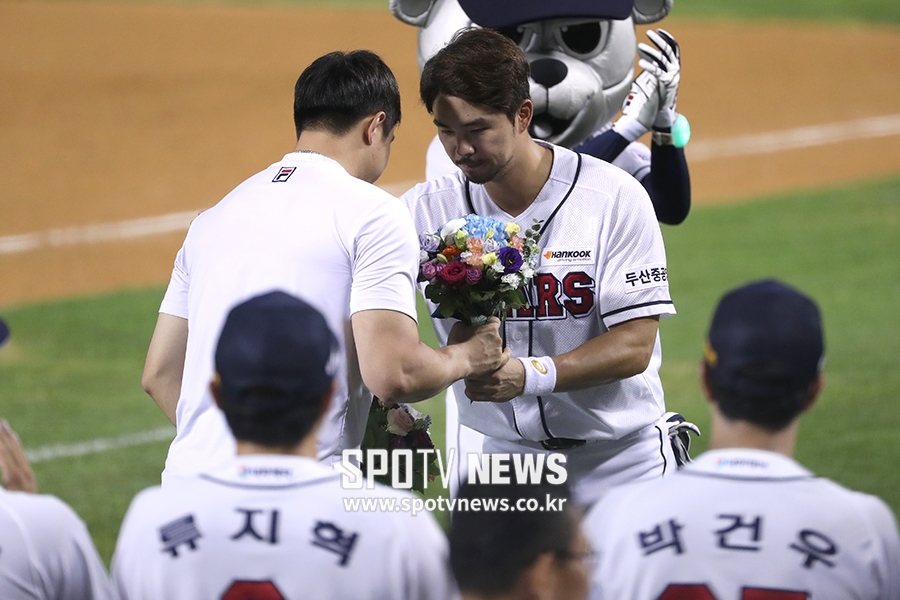 [포토S] 신기록 달성한 김재환, 오재원의 축하 받으며