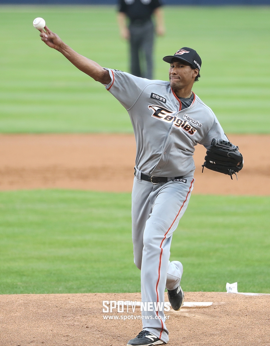 [포토S] 역투하는 한화 선발 오간도