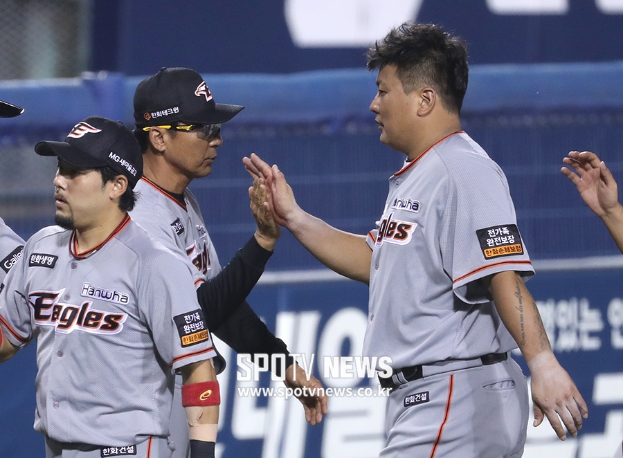 [포토S] 이상군 감독 대행-김태균, 승리의 하이파이브