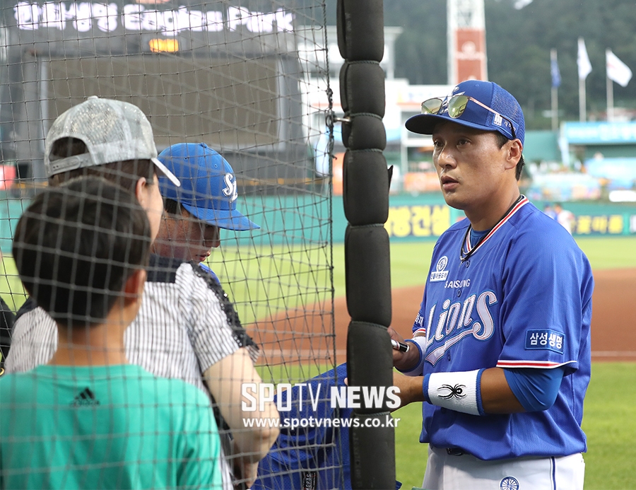 [포토S] 이승엽, 은퇴 투어 앞두고 팬들에게 친절하게 사인!