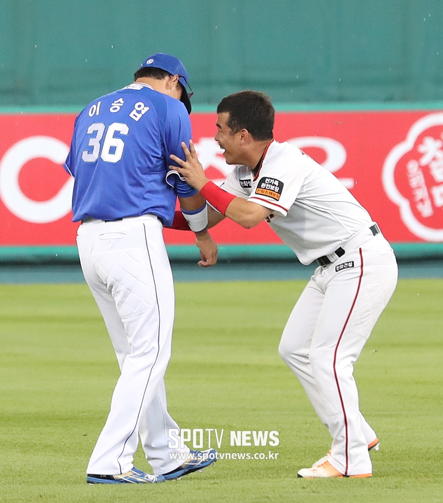 [포토S] 정근우, '승엽이 형 보낼 수 없어'